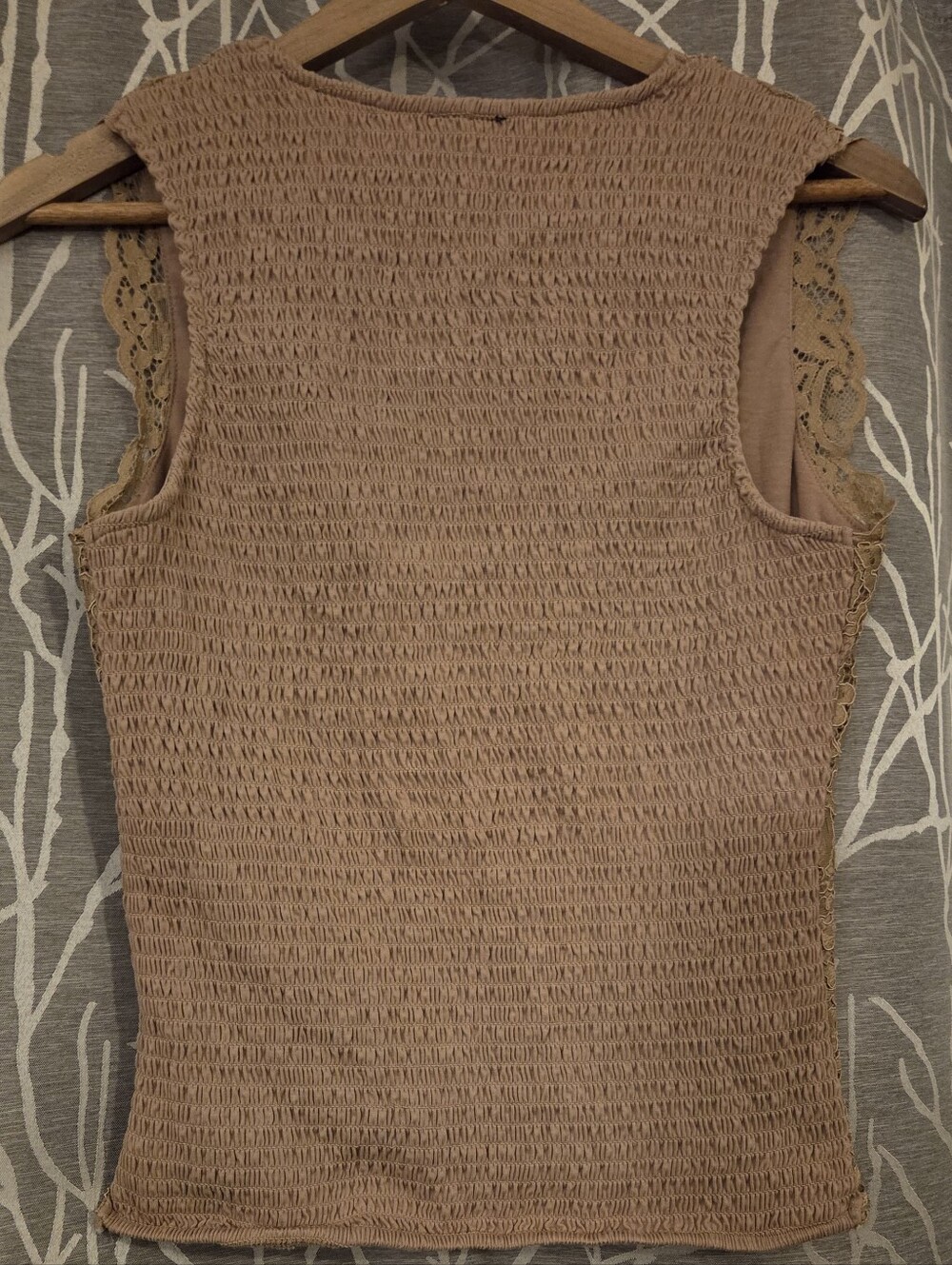 Daytrip Beige Lace V-Neck Smocked Tank. Size M - Picture 3 of 5